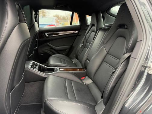 2018 Porsche Panamera 4