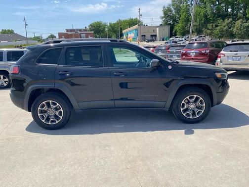 Diamond Black Crystal Pearlcoat 2020 Jeep Cherokee Trailhawk