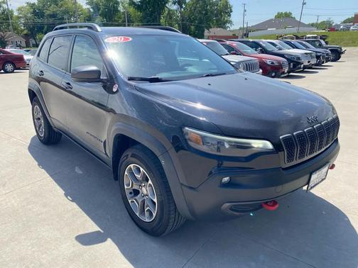Diamond Black Crystal Pearlcoat 2020 Jeep Cherokee Trailhawk