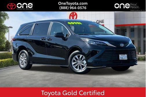 Midnight Black Metallic 2025 Toyota Sienna LE