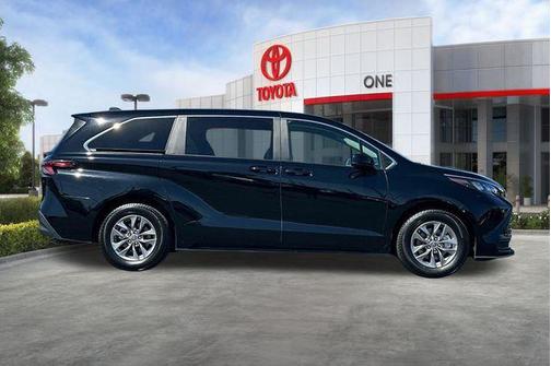 2025 Toyota Sienna LE