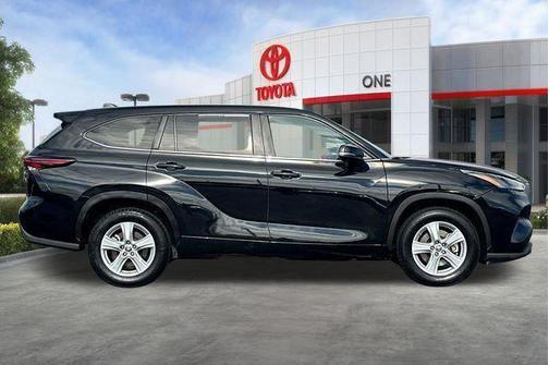 Midnight Black Metallic 2024 Toyota Highlander LE