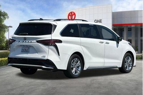 Ice Cap 2023 Toyota Sienna XSE 7 Passenger