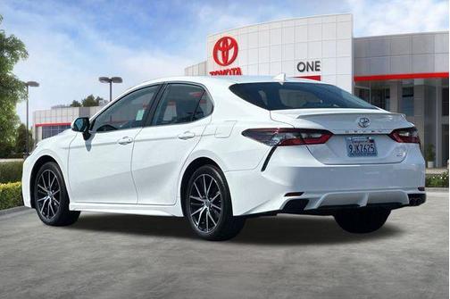 Ice Cap 2024 Toyota Camry SE