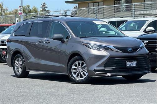 2022 Toyota Sienna LE