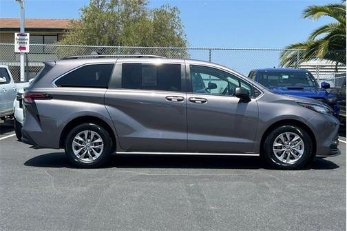 2022 Toyota Sienna LE