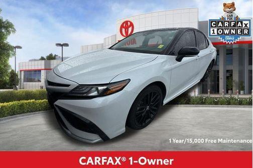 Wind Chill Pearl/Midnight Black Metallic 2024 Toyota Camry Hybrid SE