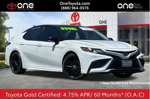 Wind Chill Pearl/Midnight Black Metallic 2024 Toyota Camry Hybrid SE