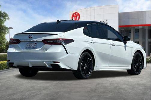Wind Chill Pearl/Midnight Black Metallic 2024 Toyota Camry Hybrid SE