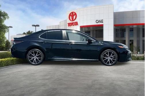 Midnight Black Metallic 2021 Toyota Camry SE