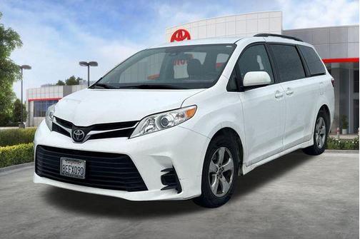 Super White 2018 Toyota Sienna LE
