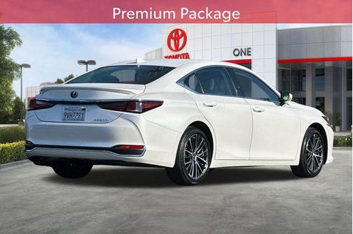 2025 Lexus ES 300h Base