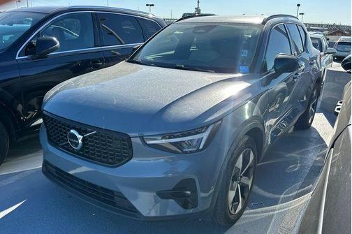 2023 Volvo XC40 B4 Ultimate Dark Theme