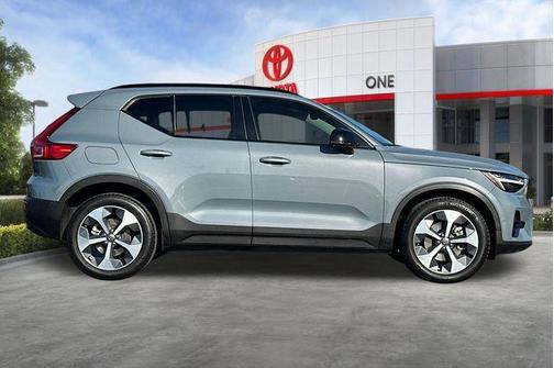 2023 Volvo XC40 B4 Ultimate Dark Theme