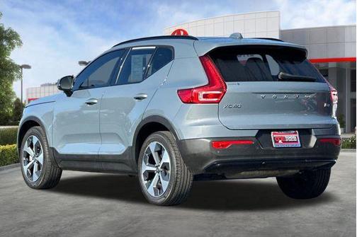 2023 Volvo XC40 B4 Ultimate Dark Theme