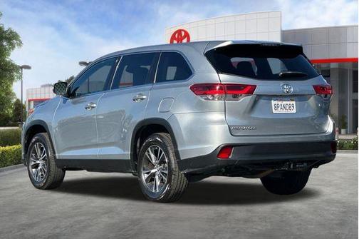 Celestial Silver Metallic 2019 Toyota Highlander LE