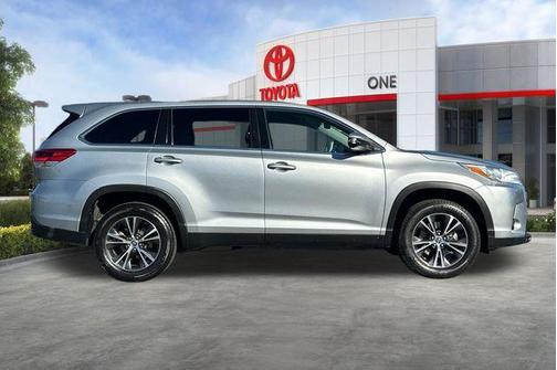 Celestial Silver Metallic 2019 Toyota Highlander LE