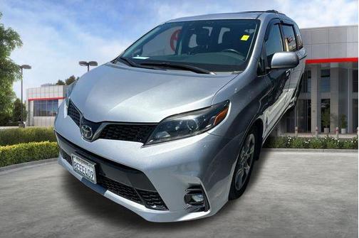 Silver Sky Metallic 2018 Toyota Sienna SE