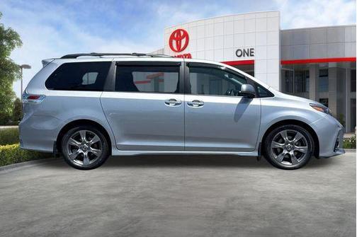 Silver Sky Metallic 2018 Toyota Sienna SE