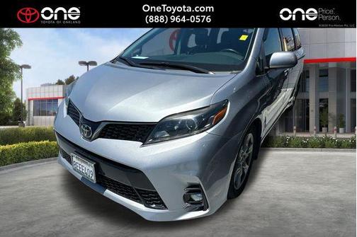 Silver Sky Metallic 2018 Toyota Sienna SE