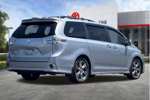 Silver Sky Metallic 2018 Toyota Sienna SE