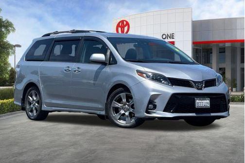 Silver Sky Metallic 2018 Toyota Sienna SE