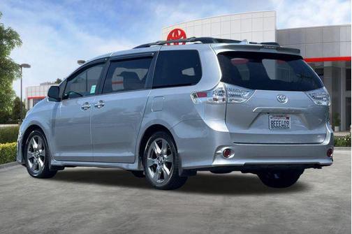 Silver Sky Metallic 2018 Toyota Sienna SE