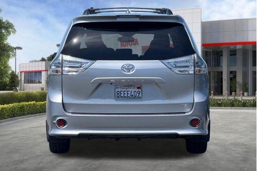 Silver Sky Metallic 2018 Toyota Sienna SE