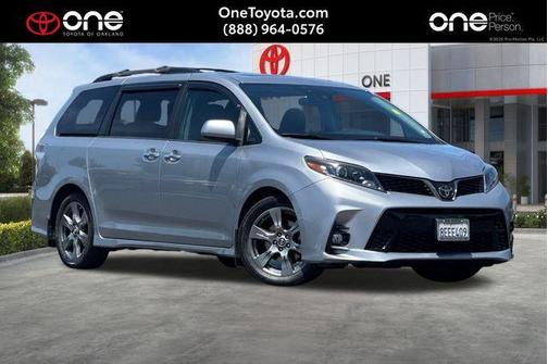 Silver Sky Metallic 2018 Toyota Sienna SE
