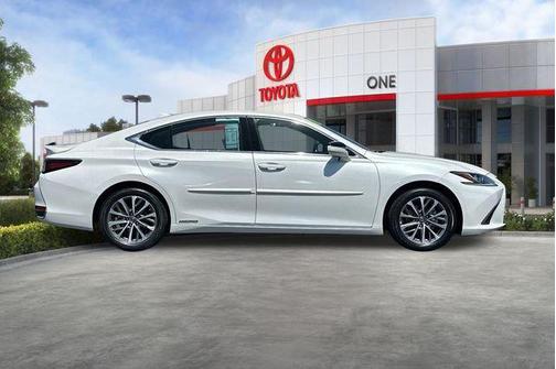 Eminent White Pearl 2022 Lexus ES 300h Base