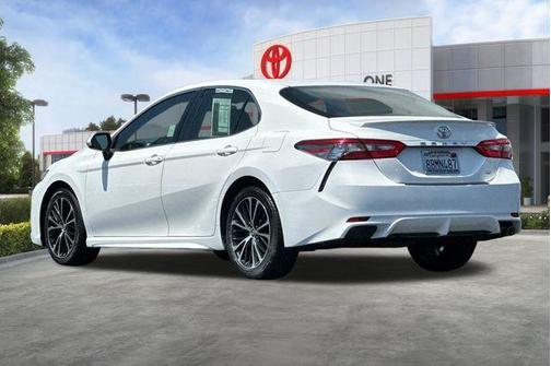 Super White 2018 Toyota Camry SE