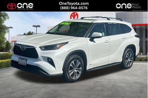 Wind Chill Pearl 2022 Toyota Highlander Hybrid XLE