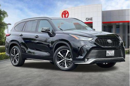 Midnight Black Metallic 2021 Toyota Highlander XSE