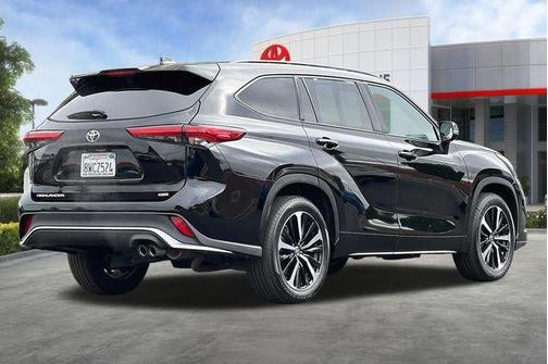 Midnight Black Metallic 2021 Toyota Highlander XSE