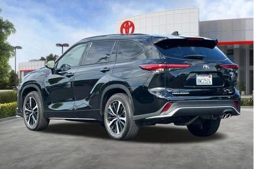 Midnight Black Metallic 2021 Toyota Highlander XSE