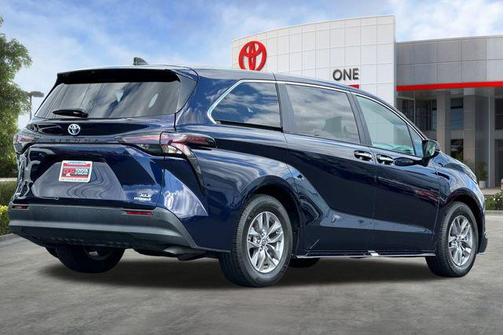2023 Toyota Sienna XLE