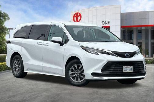 2023 Toyota Sienna LE