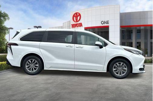 2023 Toyota Sienna LE