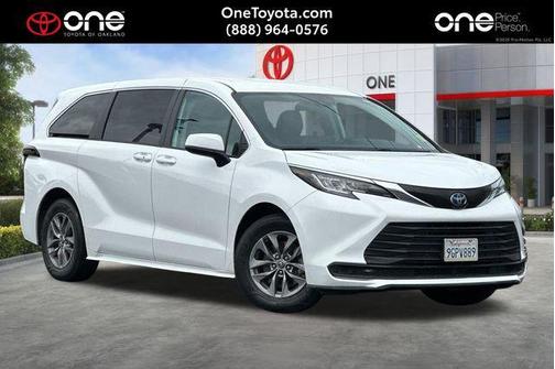 2023 Toyota Sienna LE