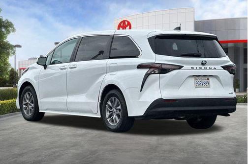 2023 Toyota Sienna LE