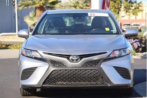 Photo 3 of 31 of 2020 Toyota Camry SE