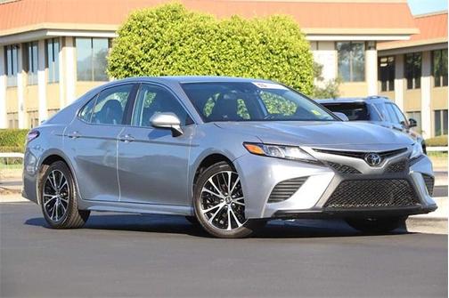Photo 2 of 31 of 2020 Toyota Camry SE