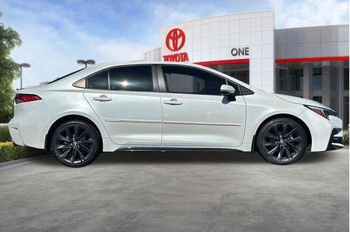 Wind Chill Pearl/Midnight Black Metallic 2023 Toyota Corolla SE