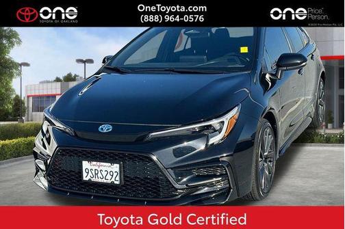 Wind Chill Pearl/Midnight Black Metallic 2023 Toyota Corolla SE