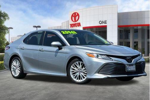 Celestial Silver Metallic 2018 Toyota Camry XLE