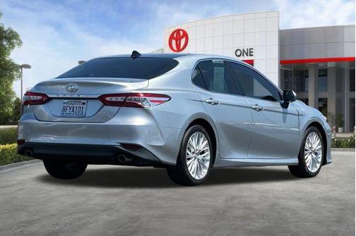 Celestial Silver Metallic 2018 Toyota Camry XLE