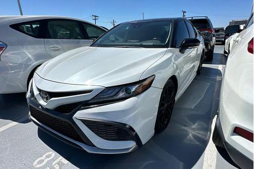 Wind Chill Pearl/Midnight Black Metallic 2022 Toyota Camry XSE