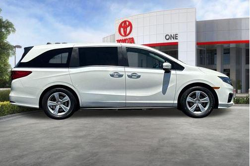 White Diamond Pearl 2018 Honda Odyssey EX-L