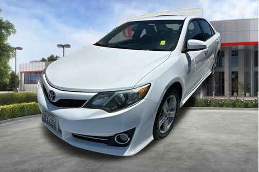 White 2014 Toyota Camry SE