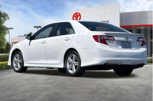 White 2014 Toyota Camry SE